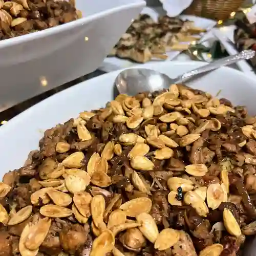 Porción de arroz almendras y pollo