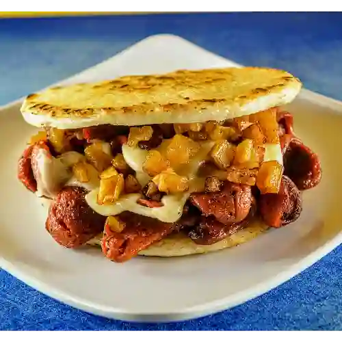 Arepa Rellena de Chorizo con Maduro