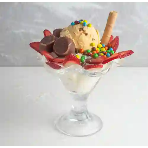 Fresas con Helado y Toppings