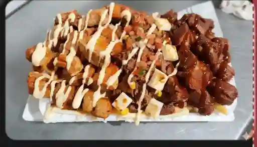 Salchipapa Tricompleta