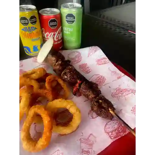 Brocheta de Cerdo, Papas y Gaseosa