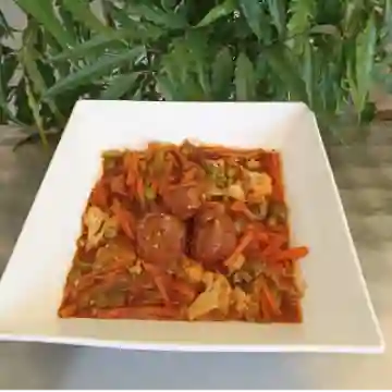 Wok con albóndigas