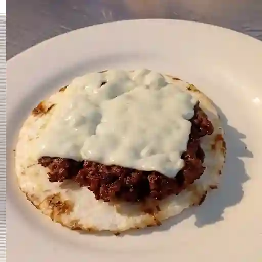 Arepa con hamburguesa casera
