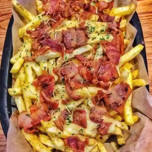 Salchipapas de Tocineta