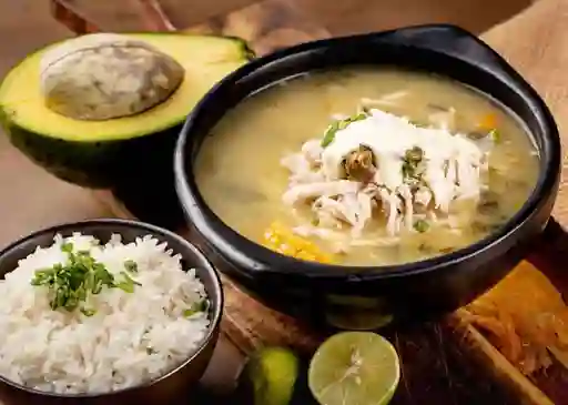 Ajiaco Bogotano Acompañado Con Arroz Y Aguacate.