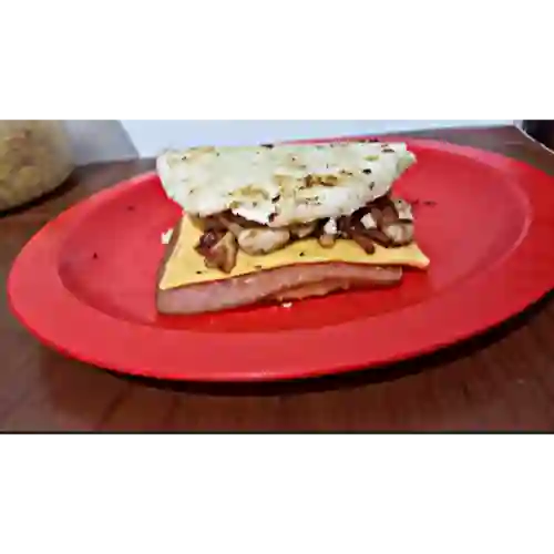 Arepa con Jamón, Queso y Pollo