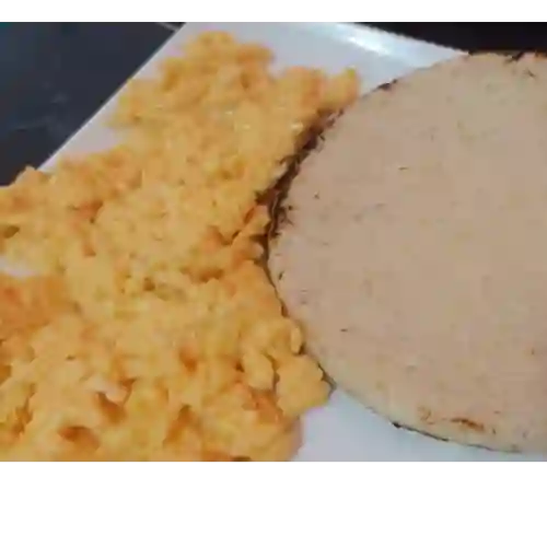 Arepa con Huevos Revueltos