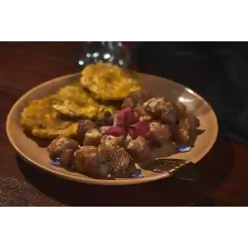 Chicharrón con Patacones