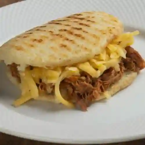 Arepa de Carne Mechada y Queso