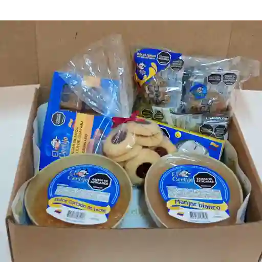 Caja típica con dulces variados