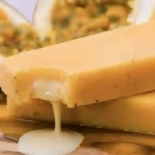 Paleta de Maracuyá Rellena de Leche Cond