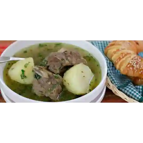 Caldo de Costilla, con Papa y Cilantro.