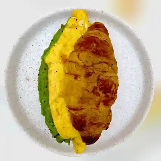 Croissant de aguacate y omelette