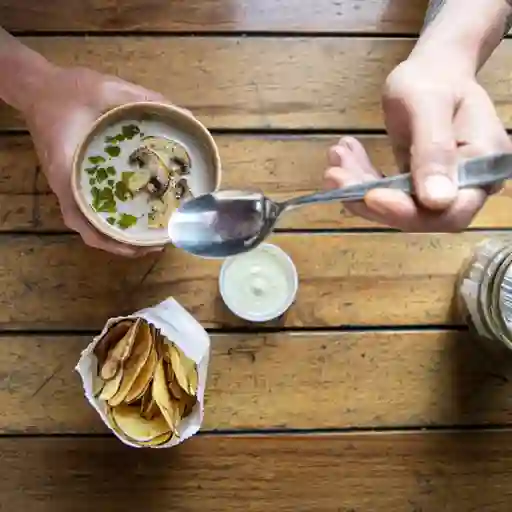 Chips de Papa con Alioli de Aguacate