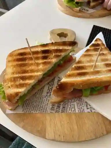 Sándwich jamon queso verduras salsas