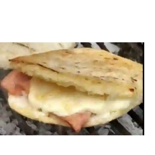 Arepa con jamón y queso