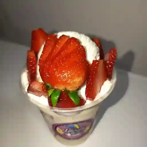 Fresas con crema y helado - vaso 16 onz