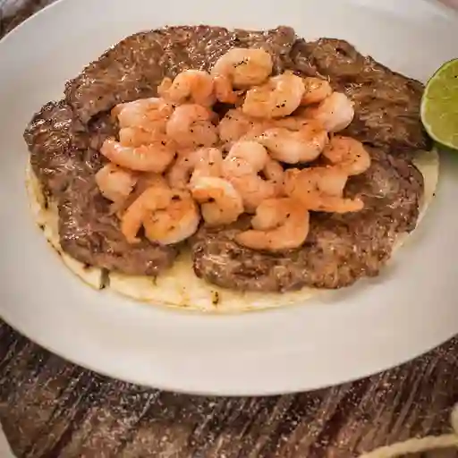 Arepa Solomo con Camarones Al Ajillo