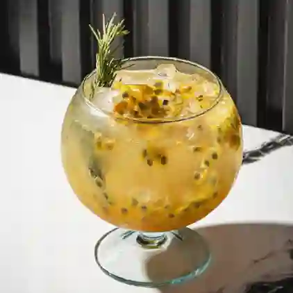 Soda maracuyá y romero 14 oz