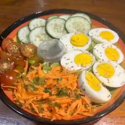 Ensalada fit con vegetales frescos