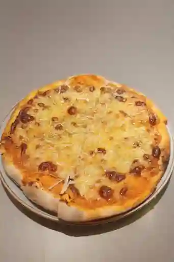 Pizza 4 Quesos con Cebolla Roja