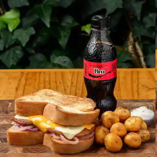 Sandwich de bacon y queso fundido