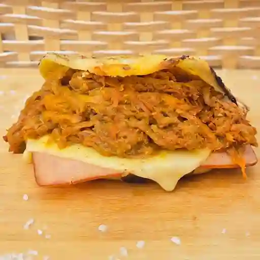 Arepa con Carne, Queso y Jamón