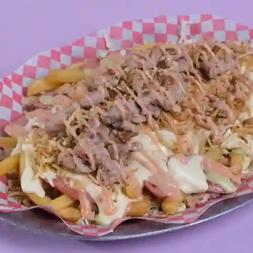 Salchipapa Suiza de Cerdo