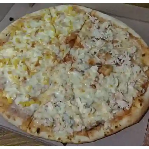 Pizza Pollo Champiñones y Piña Familiar
