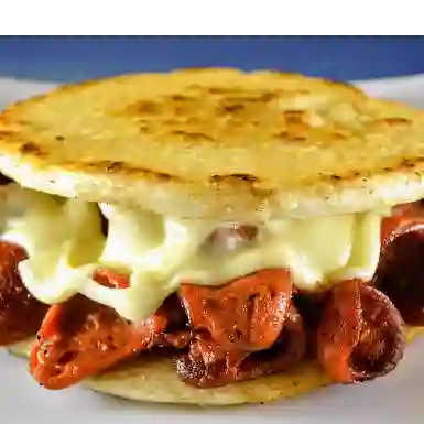 Arepa rellena de chorizo