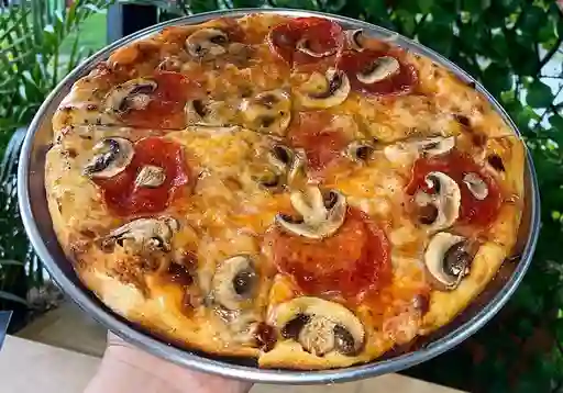 Pizza salami y champiñones
