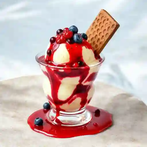 Copa Helado De Vainilla Con Salsa Frutos Rojos