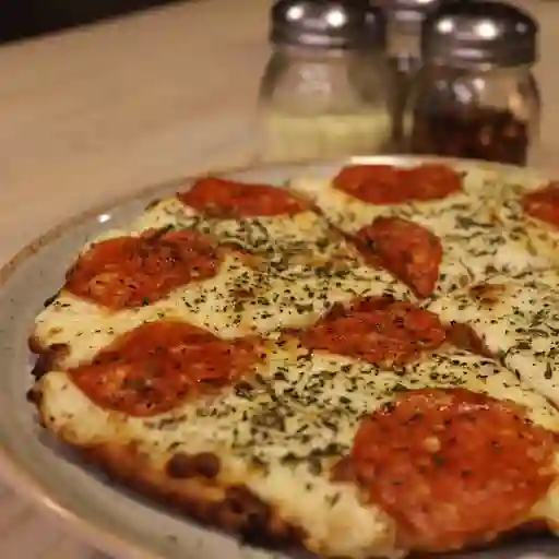 Pepperoni Mediana + 2 Gaseosas 250ml