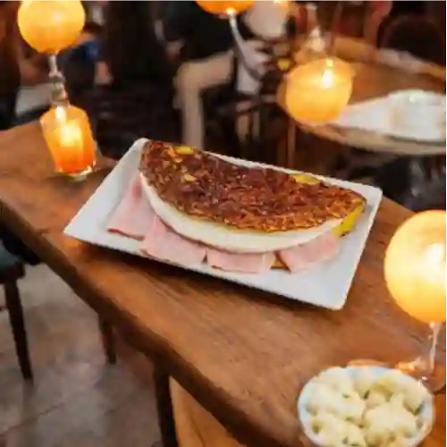 Cachapa de Jamón de Cerdo y Queso.