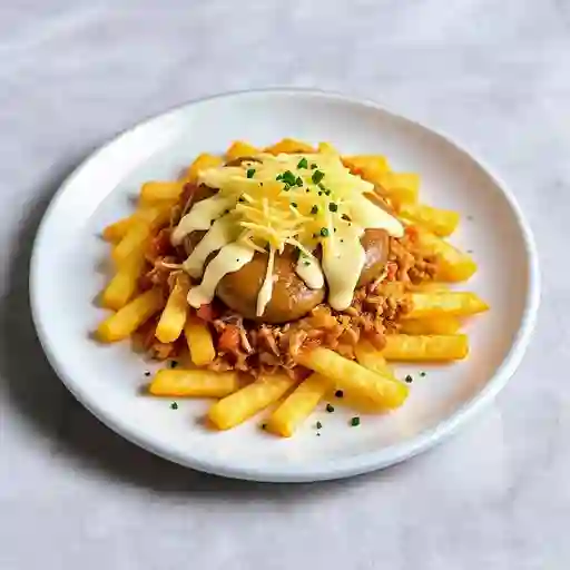 Salchipapa pequeña con pollo desmechado