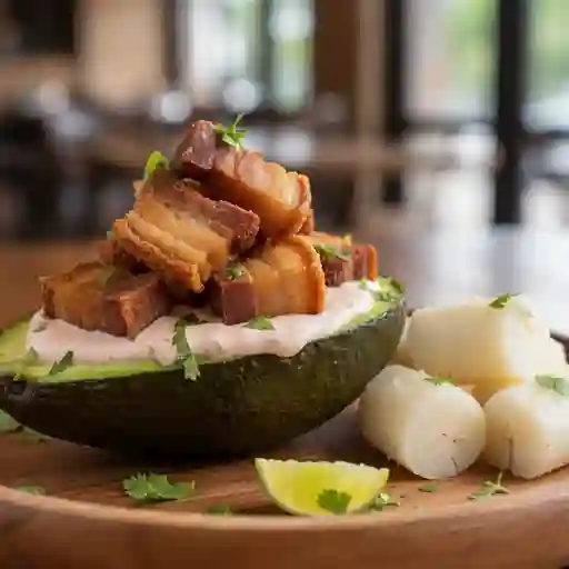 Aguacate a la reina chicharron