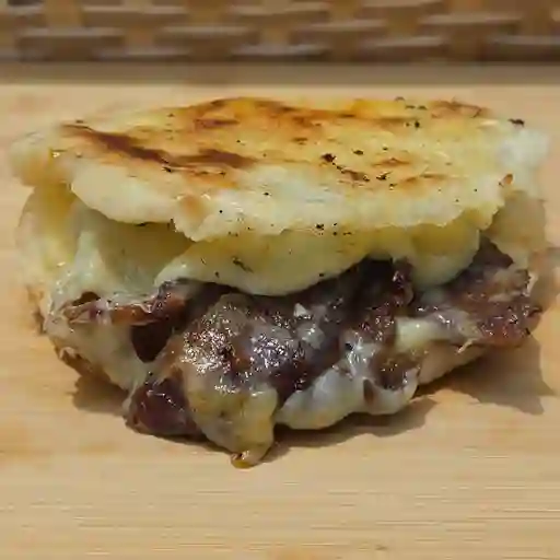 Arepa con Carne Asada