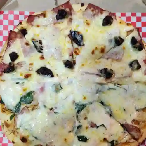 Pizza Tocineta con Ciruela