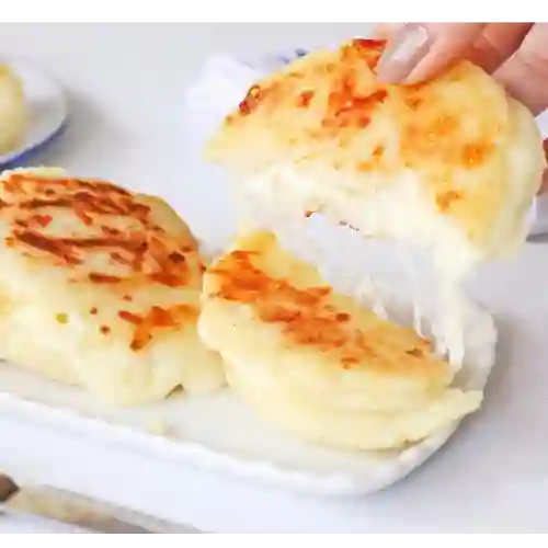 Arepa de Peto Rellena de Queso Mozarela