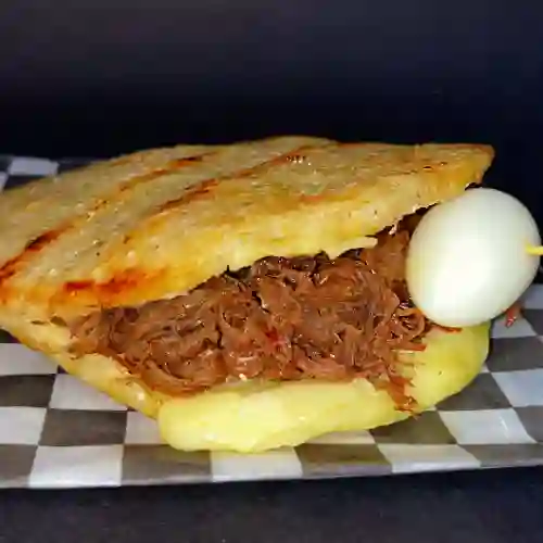 Arepa con Queso y Carne