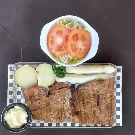 Churrasco con papa y bollo