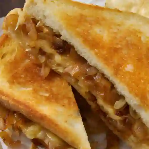 Sánduche con cebolla caramelizada