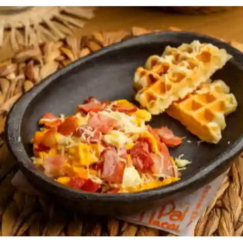 Huevos Tocineta y Queso con Waffle