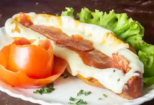 Plátano Asado con Queso y Bocadillo