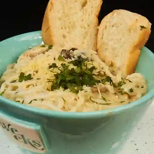 Pasta con pollo y champiñones