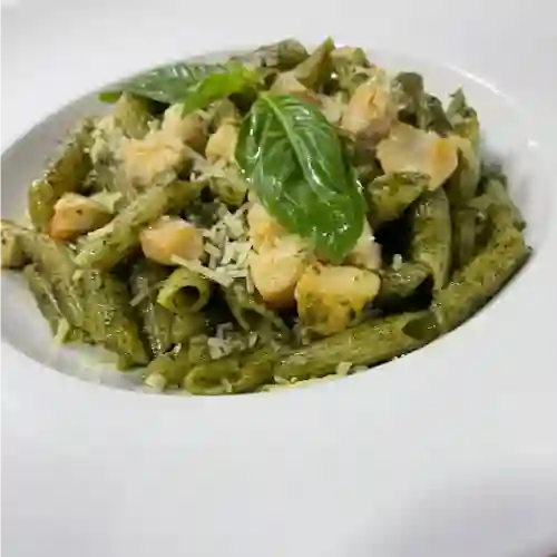 Pasta pollo pesto y bebida