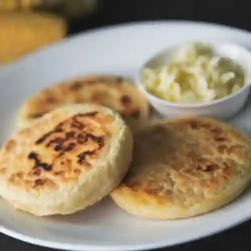 Arepa con Queso y Bocadillo