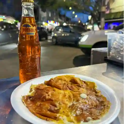 Combo Arepa Megaqueso con Bebida