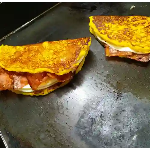 Cachapa con Tocineta y Queso