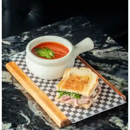 SOPA DE TOMATE + ½ SÁNDWICH BEEF